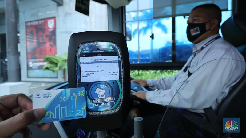 Bus listrik terparkir di Depo Transportasi Jakarta (Transjakarta), Cawang, Jakarta, Selasa (23/3/2021). PT Transportasi Jakarta menyampaikan pihaknya berencana mengoperasikan 30 unit bus listrik. (CNBC Indonesia/Tri Susilo)