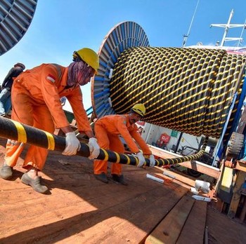 Penampakan Pemasangan Kabel Bawah Laut di RI