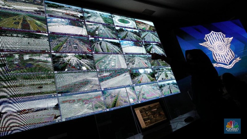 Petugas melakukan pengamatan arus lalu lintas  melalui  layar National Traffic Management Center (NTMC) Polri di Kantor Kakorlantas Polri, Jakarta, Selasa  (23/3/2021). (CNBC Indonesia/Andrean Kristianto)