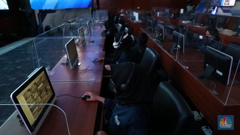 Petugas melakukan pengamatan arus lalu lintas  melalui  layar National Traffic Management Center (NTMC) Polri di Kantor Kakorlantas Polri, Jakarta, Selasa  (23/3/2021). (CNBC Indonesia/Andrean Kristianto)