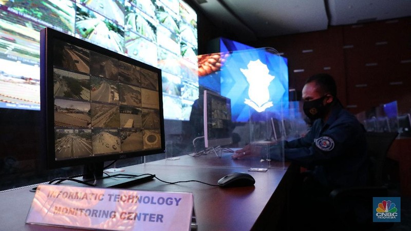 Petugas melakukan pengamatan arus lalu lintas  melalui  layar National Traffic Management Center (NTMC) Polri di Kantor Kakorlantas Polri, Jakarta, Selasa  (23/3/2021). (CNBC Indonesia/Andrean Kristianto)