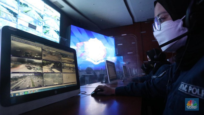 Petugas melakukan pengamatan arus lalu lintas  melalui  layar National Traffic Management Center (NTMC) Polri di Kantor Kakorlantas Polri, Jakarta, Selasa  (23/3/2021). (CNBC Indonesia/Andrean Kristianto)