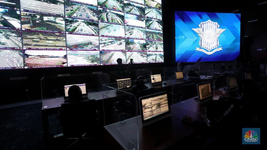 Petugas melakukan pengamatan arus lalu lintas  melalui  layar National Traffic Management Center (NTMC) Polri di Kantor Kakorlantas Polri, Jakarta, Selasa  (23/3/2021). (CNBC Indonesia/Andrean Kristianto)