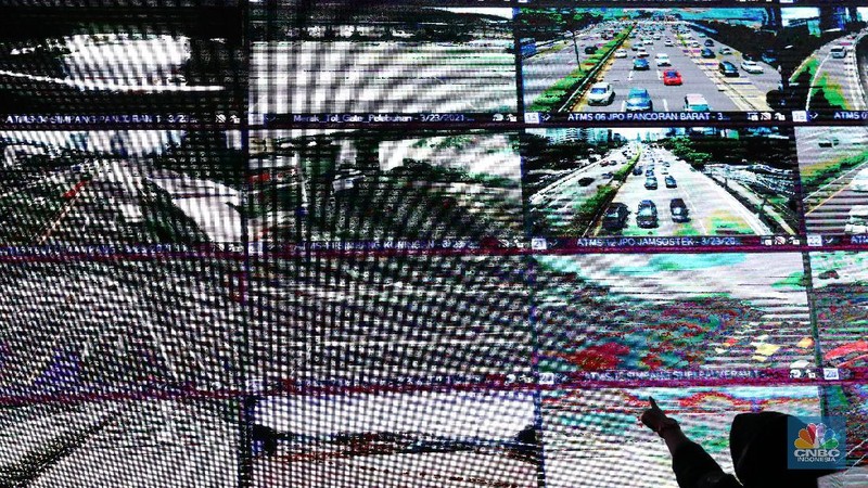Petugas melakukan pengamatan arus lalu lintas  melalui  layar National Traffic Management Center (NTMC) Polri di Kantor Kakorlantas Polri, Jakarta, Selasa  (23/3/2021). (CNBC Indonesia/Andrean Kristianto)