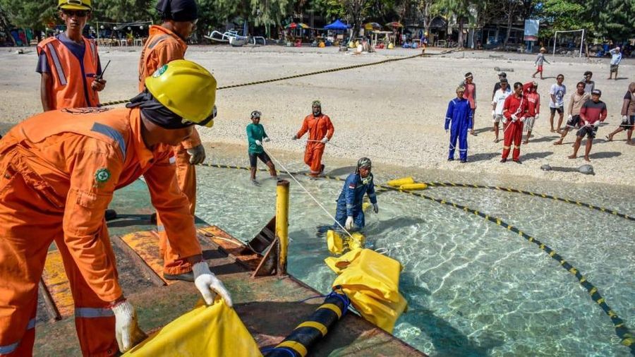 PLN menggunakan kabel bawah laut memasok listrik ke tiga gili, objek wisata favorit di Pulau Lombok, NTB. (foto: dokumentasi PLN)