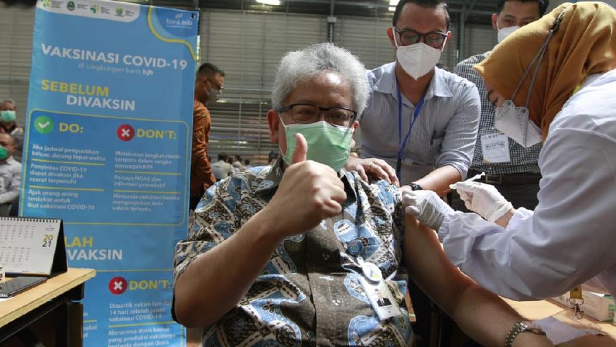 Sebanyak 3.300 pegawai bank bjb dan 1.200 orang masyarakat menjalani vaksinasi Covid-19 mulai Selasa (23/3/2021) di Gedung bjb Sport & Creative Center Jalan Naripan 12-14, Bandung. Gubernur Jawa Barat, Ridwan Kamil turut hadir meninjau proses vaksinasi.