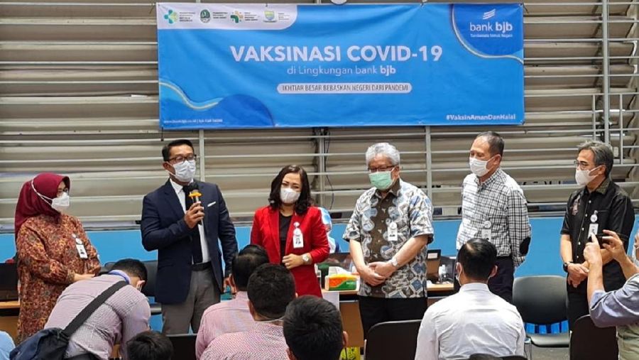 Sebanyak 3.300 pegawai bank bjb dan 1.200 orang masyarakat menjalani vaksinasi Covid-19 mulai Selasa (23/3/2021) di Gedung bjb Sport & Creative Center Jalan Naripan 12-14, Bandung. Gubernur Jawa Barat, Ridwan Kamil turut hadir meninjau proses vaksinasi.