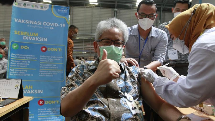Sebanyak 3.300 pegawai bank bjb dan 1.200 orang masyarakat menjalani vaksinasi Covid-19 mulai Selasa (23/3/2021) di Gedung bjb Sport & Creative Center Jalan Naripan 12-14, Bandung. Gubernur Jawa Barat, Ridwan Kamil turut hadir meninjau proses vaksinasi.