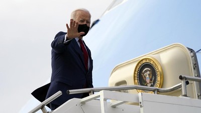 Biden President Joe Biden boards Air Force One on departure from John Glenn Columbus International Airport, Tuesday, March 23, 2021, in Columbus, Ohio. (AP Photo/Evan Vucci)