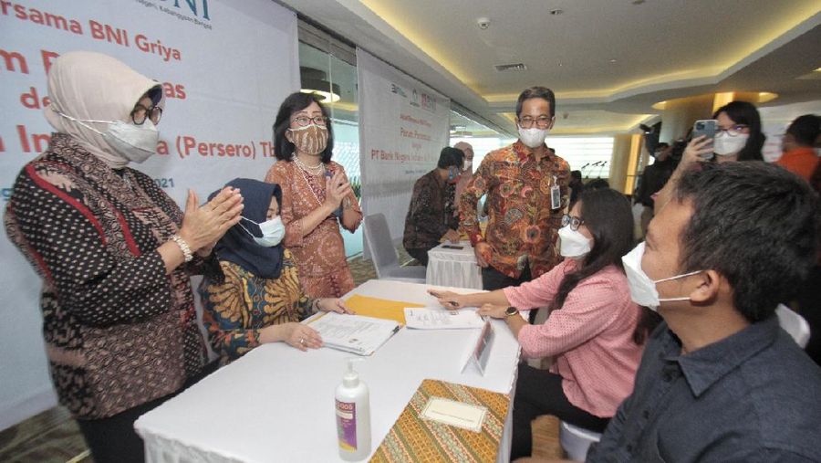 Direktur Layanan dan Jaringan BNI Ronny Venir (ketiga kanan), Direktur Bisnis Konsumer BNI Corina Leyla Karnalies (kiri), dan Direktur Pemasaran Perumnas Tambok P Setyawati (ketiga kiri) pada Akad KPR bersama di Tangerang Selatan, Banten, (Rabu 24 Maret 2021). (BNI)
