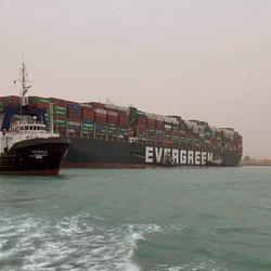 Kapal Kejepit di Terusan Suez, Logistik Asia-Eropa Terganggu?