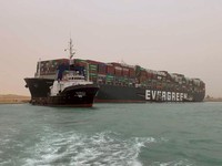 Kapal Kejepit di Terusan Suez, Logistik Asia-Eropa Terganggu?