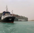Pemilik Kapal Peti Kemas Terjepit di Terusan Suez Minta Maaf!