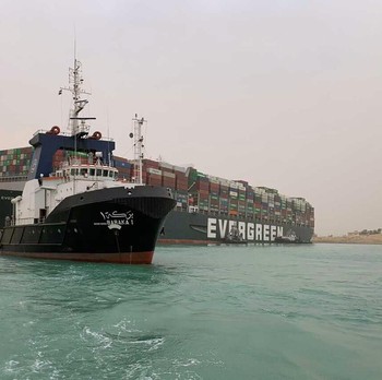 Penampakan Kapal Raksasa Peti Kemas Terjepit di Terusan Suez