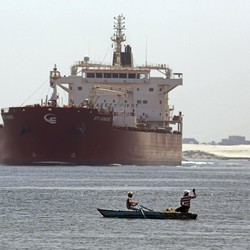 Penampakan Kapal Raksasa Kejepit, Terusan Suez Macet Total