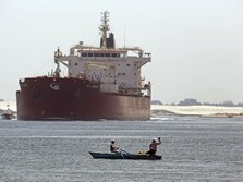 Penampakan Kapal Raksasa Kejepit, Terusan Suez Macet Total