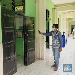 Guru Sudah Divaksin, Sekolah Wajib Sediakan Opsi Tatap Muka
