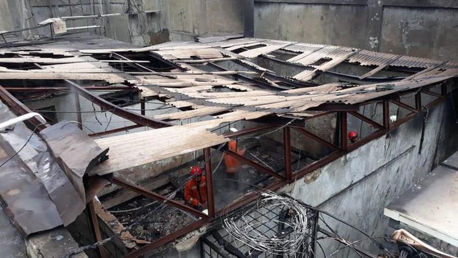 Petugas Damkar Jaksel memadamkan kebakaran di rooftof gedung Mustika Ratu. (Foto: dok. Istimewa)