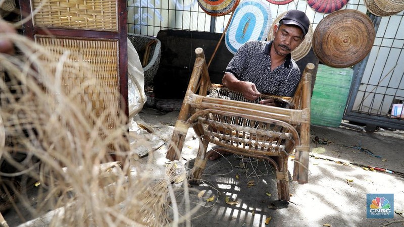 Sunarto (49) pengrajin rotan sedang memperbaiki kursi di tokonya di kawasan Pasar Minggu, Jakarta, Rabu (24/3/2021). (CNBC Indonesia/Andrean Kristianto)