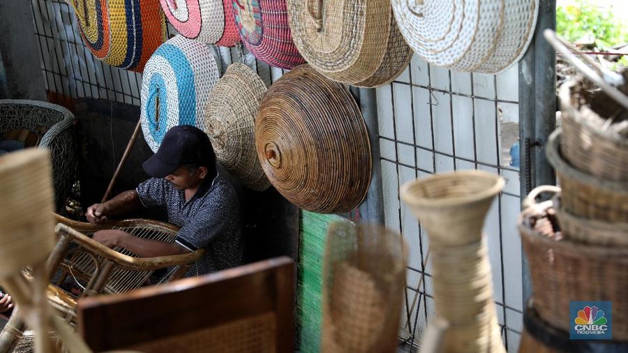 Sunarto (49) pengrajin rotan sedang memperbaiki kursi di tokonya di kawasan Pasar Minggu, Jakarta, Rabu (24/3/2021). (CNBC Indonesia/Andrean Kristianto)