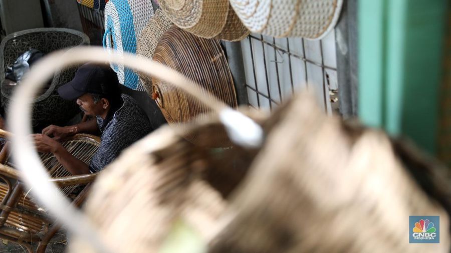 Sunarto (49) pengrajin rotan sedang memperbaiki kursi di tokonya di kawasan Pasar Minggu, Jakarta, Rabu (24/3/2021). (CNBC Indonesia/Andrean Kristianto)