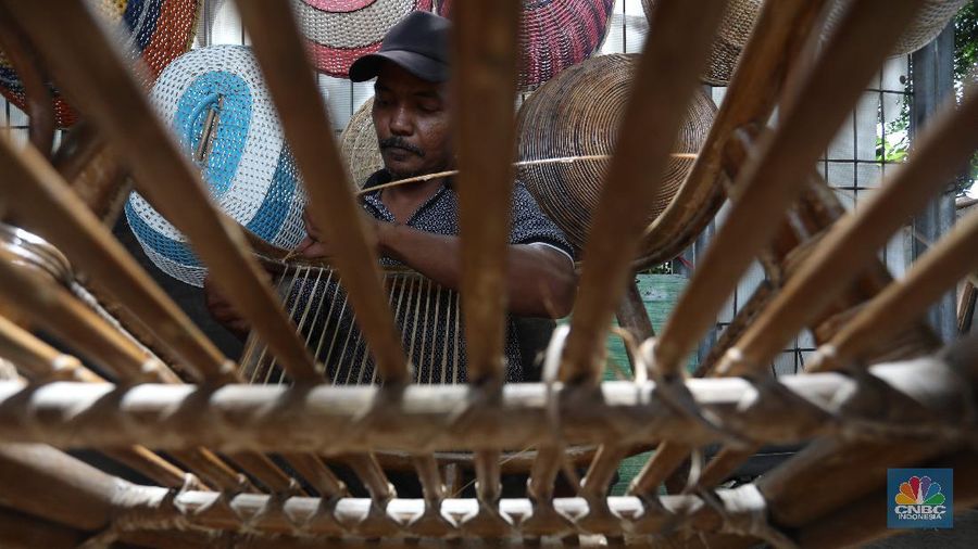 Sunarto (49) pengrajin rotan sedang memperbaiki kursi di tokonya di kawasan Pasar Minggu, Jakarta, Rabu (24/3/2021). (CNBC Indonesia/Andrean Kristianto)