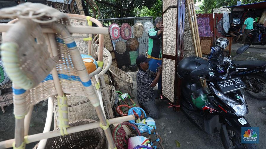 Sunarto (49) pengrajin rotan sedang memperbaiki kursi di tokonya di kawasan Pasar Minggu, Jakarta, Rabu (24/3/2021). (CNBC Indonesia/Andrean Kristianto)