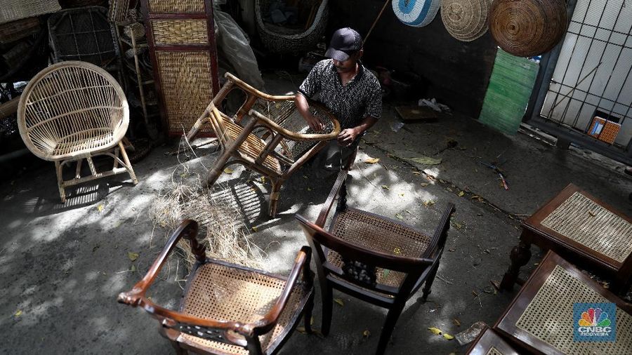 Sunarto (49) pengrajin rotan sedang memperbaiki kursi di tokonya di kawasan Pasar Minggu, Jakarta, Rabu (24/3/2021). (CNBC Indonesia/Andrean Kristianto)