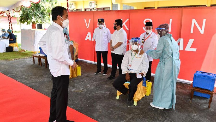 Vaksinasi di kantor kecamatan Kao, Kab Halmahera Utara, Prov Maluku. (foto agus suparto/Biro Pers RI)