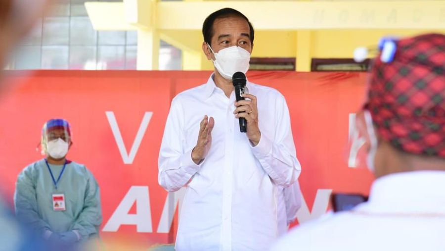 Vaksinasi di kantor kecamatan Kao, Kab Halmahera Utara, Prov Maluku. (Foto: Muchlis Jr - Biro Pers Sekretariat Presiden)