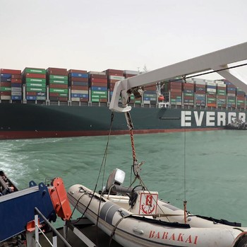 Intip Proses Evakuasi Kapal Raksasa Terjepit di Terusan Suez