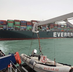 Kapal Raksasa Masih Kejepit, Terusan Suez Lanjut Ditutup