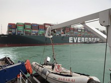Kapal Raksasa Masih Kejepit, Terusan Suez Lanjut Ditutup