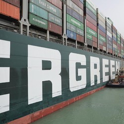 Melihat Kapal Nyangkut di Terusan Suez yang Bikin Heboh