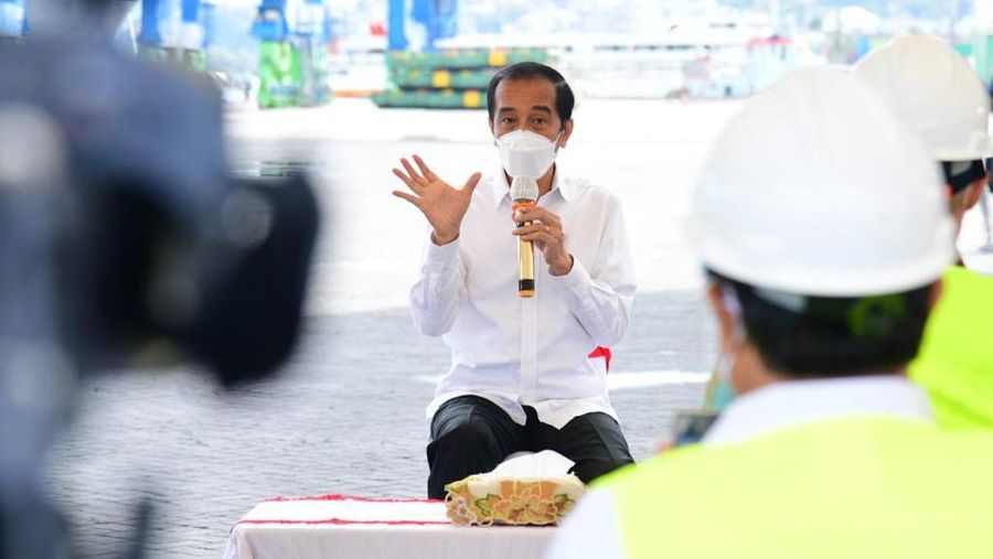 Jokowi di Pelabuhan Ambon (Foto: Muchlis Jr - Biro Pers Sekretariat Presiden)
