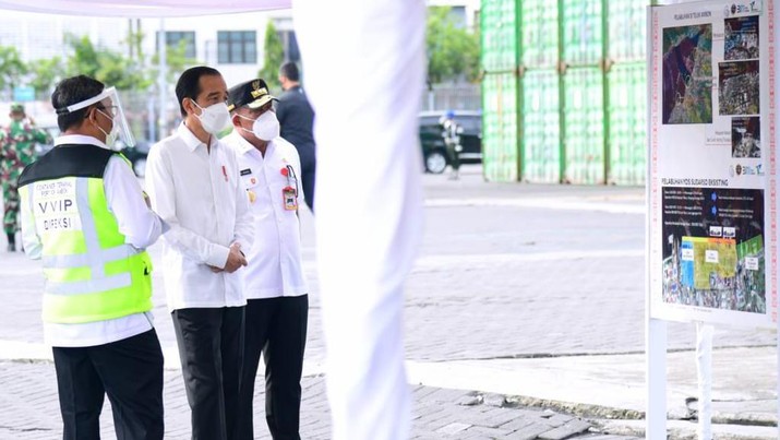 Jokowi di Pelabuhan Ambon (Foto: Muchlis Jr - Biro Pers Sekretariat Presiden)