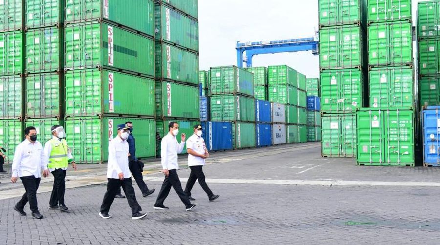 Jokowi di Pelabuhan Ambon (Foto: Muchlis Jr - Biro Pers Sekretariat Presiden)