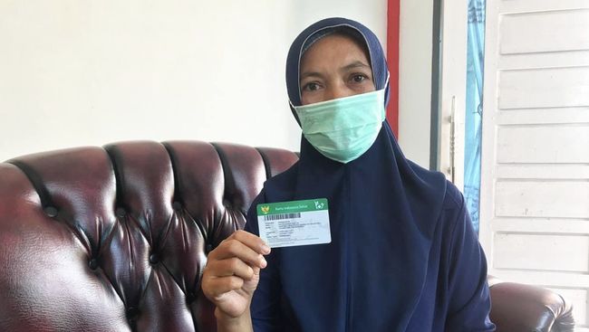 tenaga medis memberikan informasi tentang BPJS kepada keluarga