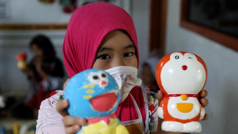 Sejumlah anak melukis kerajinan berbahan dasar gypsum di Saung's Art gallery di kawasan Pondok Cabe, Tangerang Selatan, Kamis (25/3/2021).  (CNBC Indonesia/Andrean Kristianto)