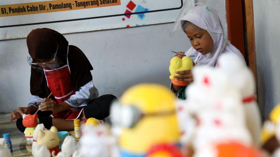 Sejumlah anak melukis kerajinan berbahan dasar gypsum di Saung's Art gallery di kawasan Pondok Cabe, Tangerang Selatan, Kamis (25/3/2021).  (CNBC Indonesia/Andrean Kristianto)
