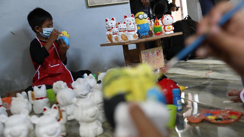 Sejumlah anak melukis kerajinan berbahan dasar gypsum di Saung's Art gallery di kawasan Pondok Cabe, Tangerang Selatan, Kamis (25/3/2021).  (CNBC Indonesia/Andrean Kristianto)