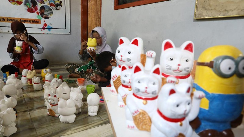 Sejumlah anak melukis kerajinan berbahan dasar gypsum di Saung's Art gallery di kawasan Pondok Cabe, Tangerang Selatan, Kamis (25/3/2021).  (CNBC Indonesia/Andrean Kristianto)