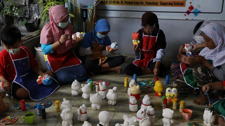 Sejumlah anak melukis kerajinan berbahan dasar gypsum di Saung's Art gallery di kawasan Pondok Cabe, Tangerang Selatan, Kamis (25/3/2021).  (CNBC Indonesia/Andrean Kristianto)