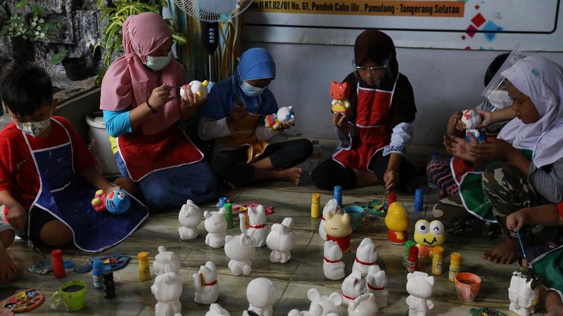 Sejumlah anak melukis kerajinan berbahan dasar gypsum di Saung's Art gallery di kawasan Pondok Cabe, Tangerang Selatan, Kamis (25/3/2021).  (CNBC Indonesia/Andrean Kristianto)