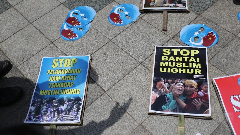 Sejumlah massa menggelar aksi protes di depan Kedubes Tiongkok, Mega Kuningan, Jakarta, Kamis (25/3/2021). Massa aksi mengancam tindakan diskriminatif yang dialami etnis Muslim Uighur di Xianjiang, China. (CNBC Indonesia/Tri Susilo)