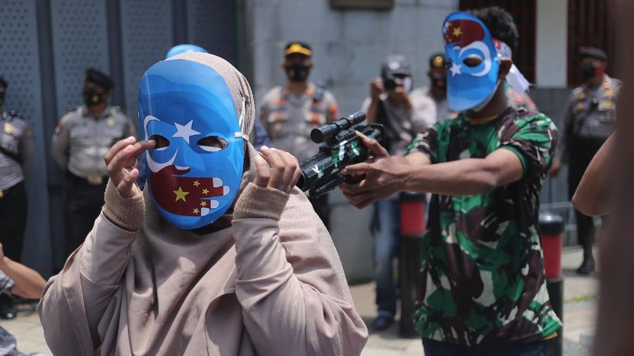 Sejumlah massa menggelar aksi protes di depan Kedubes Tiongkok, Mega Kuningan, Jakarta, Kamis (25/3/2021). Massa aksi mengancam tindakan diskriminatif yang dialami etnis Muslim Uighur di Xianjiang, China. (CNBC Indonesia/Tri Susilo)