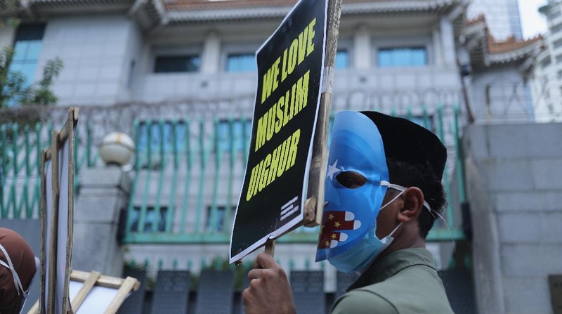 Sejumlah massa menggelar aksi protes di depan Kedubes Tiongkok, Mega Kuningan, Jakarta, Kamis (25/3/2021). Massa aksi mengancam tindakan diskriminatif yang dialami etnis Muslim Uighur di Xianjiang, China. (CNBC Indonesia/Tri Susilo)