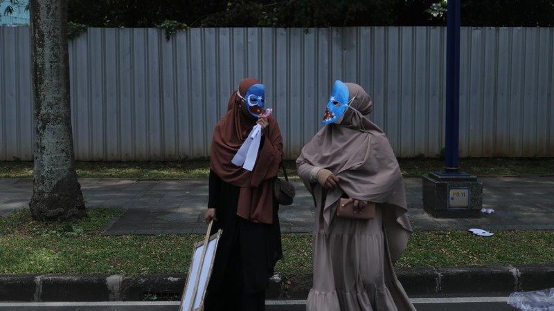 Sejumlah massa menggelar aksi protes di depan Kedubes Tiongkok, Mega Kuningan, Jakarta, Kamis (25/3/2021). Massa aksi mengancam tindakan diskriminatif yang dialami etnis Muslim Uighur di Xianjiang, China. (CNBC Indonesia/Tri Susilo)