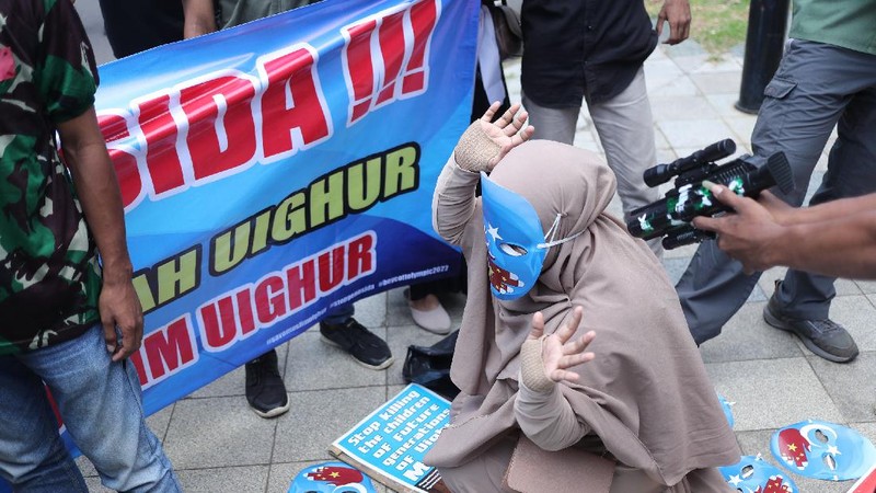 Sejumlah massa menggelar aksi protes di depan Kedubes Tiongkok, Mega Kuningan, Jakarta, Kamis (25/3/2021). Massa aksi mengancam tindakan diskriminatif yang dialami etnis Muslim Uighur di Xianjiang, China. (CNBC Indonesia/Tri Susilo)