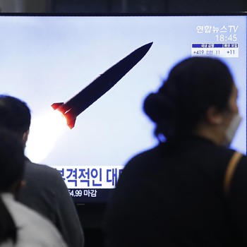 Kim Jong Un Pamer, Korut Luncurkan Senjata Mematikan Terbaru